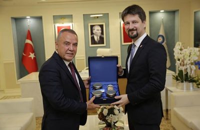 Başkan Böcek büyükelçileri ağırladı