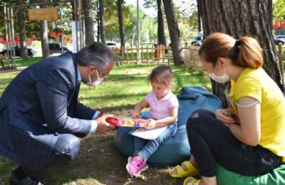 Başkan Aktaşla açık havada kitap buluşması