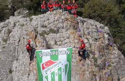 Bursaspor’un şampiyonluğunu zirveye bayrak asarak kutladılar