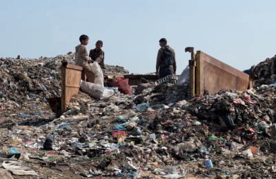 Gazzeli çocuklar, kaldıkları çadırların yakınlarındaki çöp yığınları arasında büyüyor